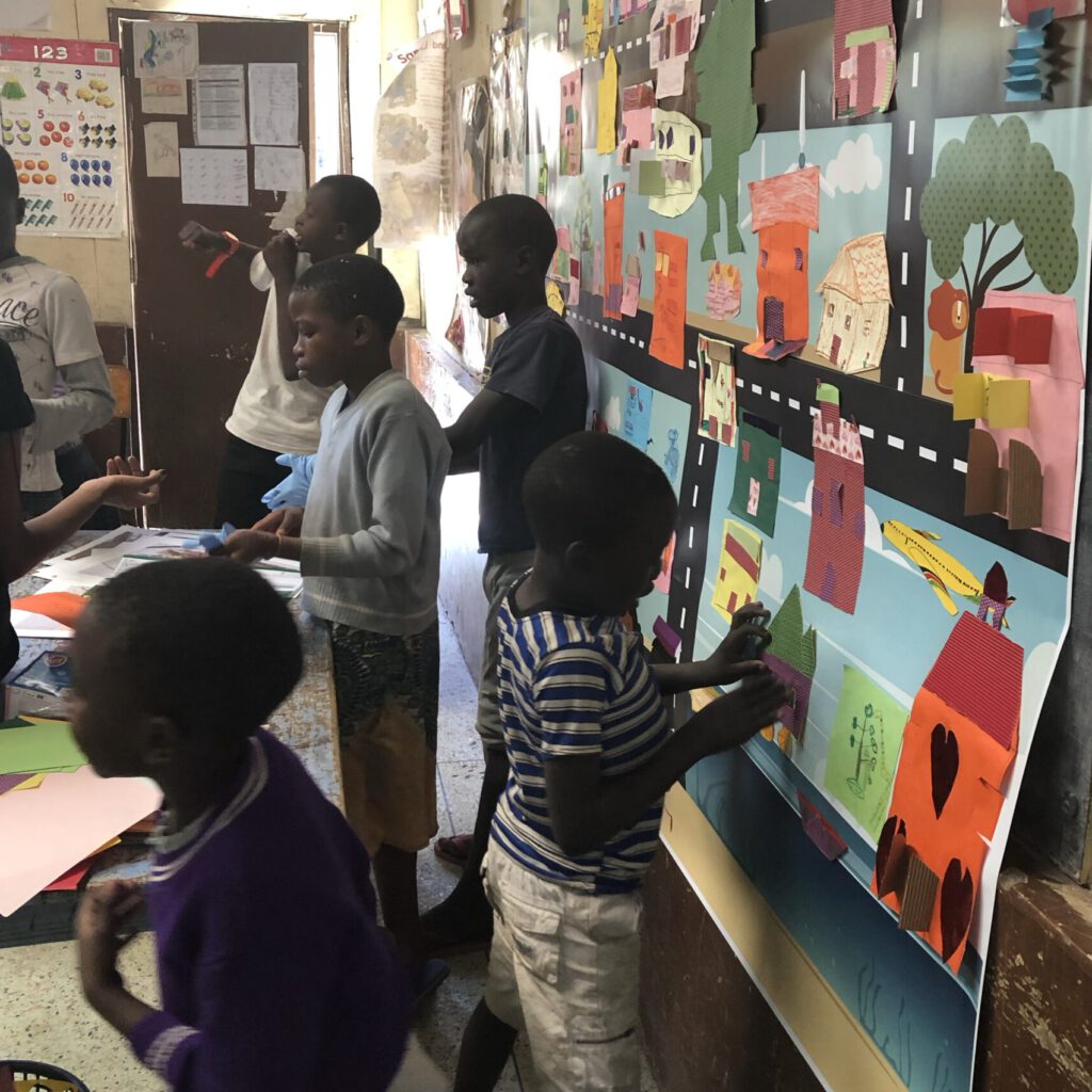 Malprojekt mit Kindern in Nairobi, Kenia